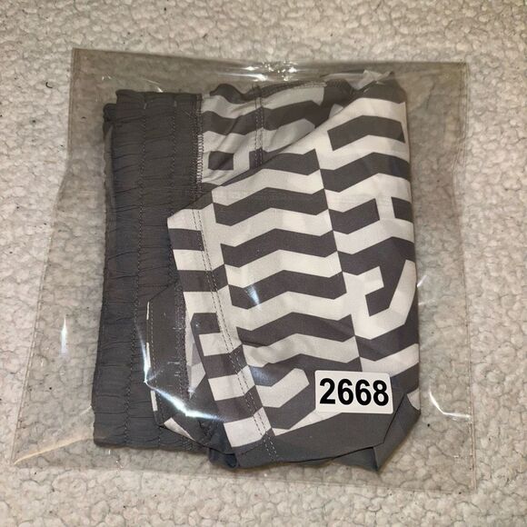 Adidas Small Pacer Women’s Active Shorts Gray White Abstract Stripe Pattern NWT - Picture 8 of 8